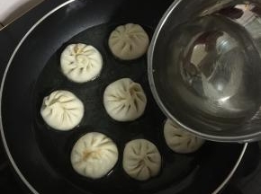 加入适量的水。（水不要放太多。能够淹没住小笼包即可！）