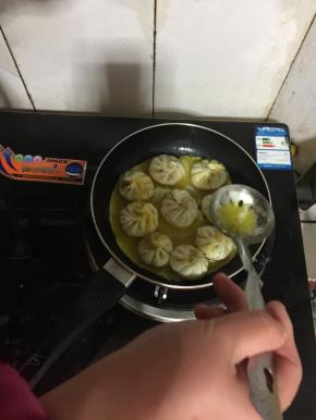 用漏勺把搅拌好的蛋液沿着锅边淋入锅中。