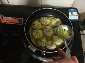 用漏勺把搅拌好的蛋液沿着锅边淋入锅中。