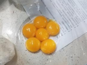 先将鸡蛋的蛋黄、蛋白分离至2个盘内，再将牛奶和奶油奶酪放在大碗上，隔水加热，搅拌均匀至光滑无颗粒，再次加入黄油，搅拌至完全溶化。