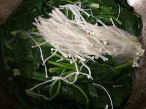 金针菇和菠菜洗净入沸水中焯熟