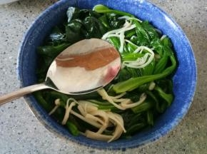 把焯好的菜捞出沥干水分然后放入一个饭碗里，饭碗不能是特别敞口的，要直筒或者稍微敞一点的，用勺子把菜压紧