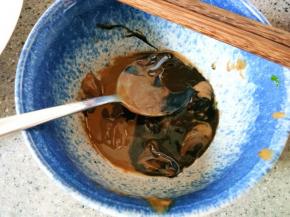 芝麻酱，味达美，盐，调味粉，温水放在一起。我放了点黑芝麻酱，所以看起来黑黑的