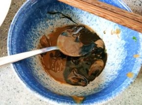 芝麻酱，味达美，盐，调味粉，温水放在一起。我放了点黑芝麻酱，所以看起来黑黑的