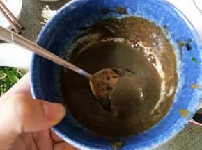 把芝麻酱泄开调匀