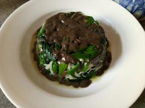 淋在菠菜上，本来淋的挺美观的，结果淋第二勺手一抖弄多了，丑了