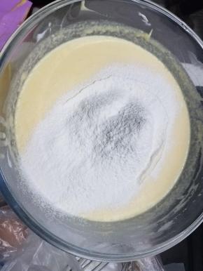 筛入低筋面粉，搅拌均匀，呈无面粉颗粒状，蛋黄糊就和好了。