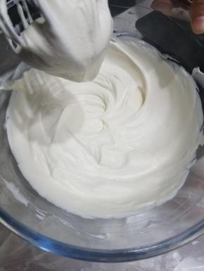 将准备好的柠檬汁倒入蛋白，高速打发，细砂糖按三次比例放入，先高速后低速打，打成湿性发泡（拉起软软的弯勾状态）这步非常重要（直接影响发酵）。