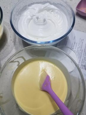 把打发好的蛋白先将三分一量加入蛋黄糊中，由下往上翻拌均匀，再把面糊倒入剩余的蛋白里轻轻翻拌均匀，蛋糕糊完成。