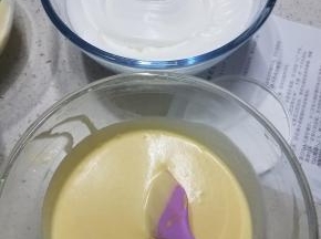 把打发好的蛋白先将三分一量加入蛋黄糊中，由下往上翻拌均匀，再把面糊倒入剩余的蛋白里轻轻翻拌均匀，蛋糕糊完成。