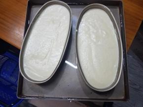 蛋糕模内擦上油，把乳酪蛋糕糊倒入模内。