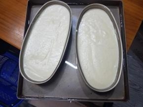 蛋糕模内擦上油，把乳酪蛋糕糊倒入模内。