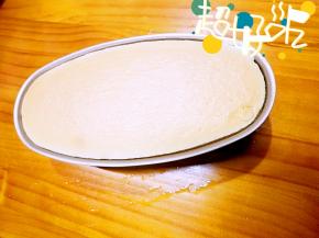 烤箱温度调至150度，预热15分钟，预热完后，将蛋糕模放在烤网上，放进烤盘上层进行浴烤，先150度烤30分钟，然后调回120度烤30分钟，完后不要取出，烤箱内焖30分钟。