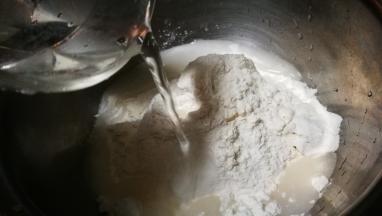 面粉中加清水