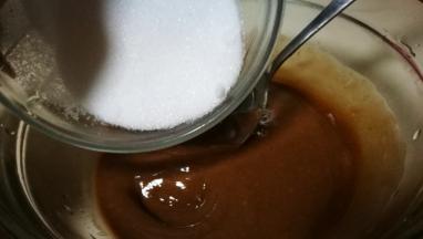 芝麻酱加适量清水稀释一下 加入白糖