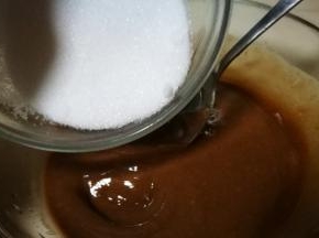 芝麻酱加适量清水稀释一下 加入白糖