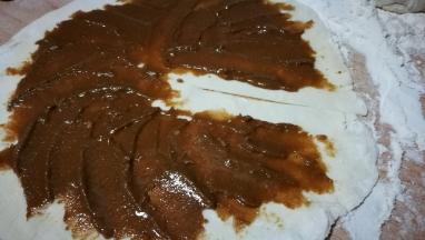 面皮直径1/2处向边缘切开一刀 拌好的酱涂抹在面皮上