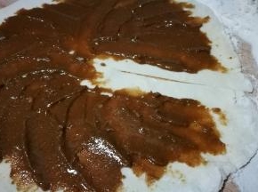 面皮直径1/2处向边缘切开一刀 拌好的酱涂抹在面皮上