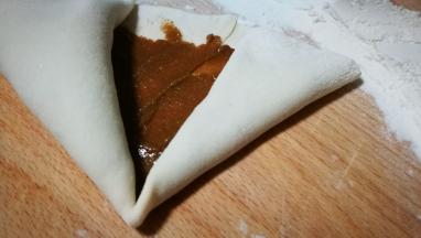 从两边向中间卷起来