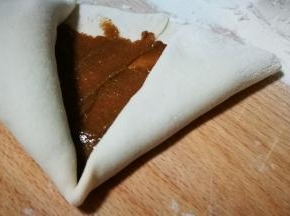 从两边向中间卷起来