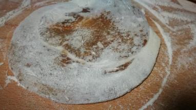 擀成薄饼 在锅中烙熟