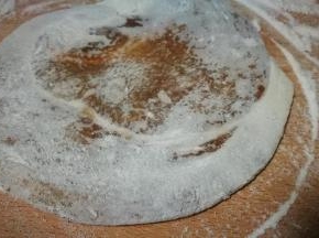 擀成薄饼 在锅中烙熟