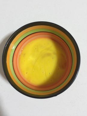鸡蛋中加入少许盐，充分搅拌均匀。
