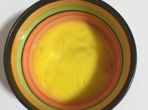 鸡蛋中加入少许盐，充分搅拌均匀。