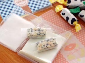 先用糯米纸包好牛轧糖。