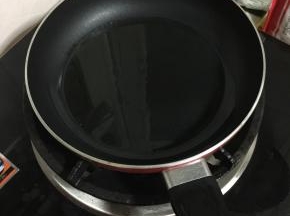 平底锅烧热倒入少许的油。

