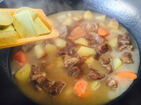 放入6块的咖喱块。