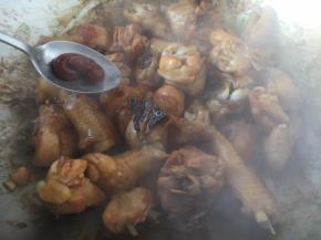 放入1勺番茄酱。