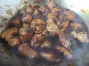 水的量没过食材。