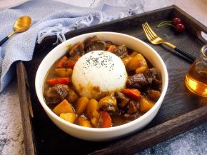 将咖喱牛肉胡萝卜土豆放在盘子的周边即可。