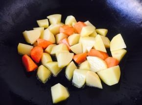 放入土豆继续煸炒，煸炒约1分钟左右。