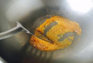 这是滑动铲子后消泡的状态 当再产生气泡时，还是用铲子滑动，打散气泡，这样重复3次，糖色就变成琥珀色了。