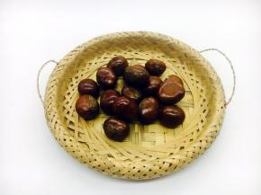 天津糖炒栗子，是用传统工艺炒熟的栗子，也叫天津甘栗。 栗子的产地是河北省遵化市，也称为油栗子。