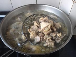 三黄鸡切块，用水浸泡半个小时，冷水焯水，焯水后捞出备用。