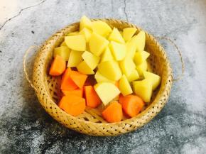 土豆、胡萝卜切滚刀块。