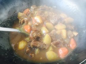 把咖喱块放在汤汁中，盖上锅盖儿焖30秒，咖喱块稍稍有些融化，用铲子把咖喱块铲到汤菜里，使其受热，容易融化。