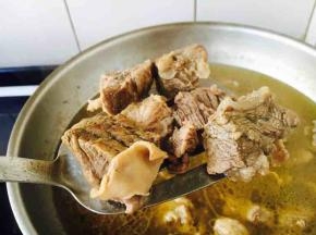 香喷喷的牛腩肉炖好了。 因为所买牛肉品牌不同和使用锅的材质不同，故炖肉时间会有差异。 牛肉炖的量比较多，一次吃不完我将牛肉冷冻了。