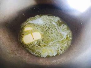 锅温热，放入30g的黄油。