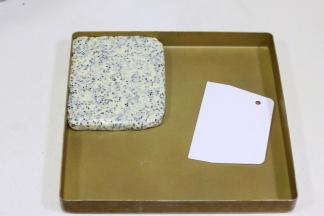 如果没有不粘盘，可以直接放在油纸上整形的，有擀面杖的话可以直接擀平，边角可以借用刮板整平。