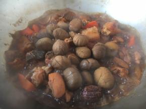 然后放入栗子，再小火炖10分钟左右，最后放入1勺蚝油提鲜，按照个人喜好用盐调味，大火收汁即可。 我放的生抽量比较足，味道已经够咸，所以就没放盐。