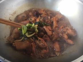 20分钟后，捞出小香葱等佐料。