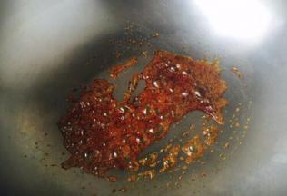 当变成琥珀色糖色时需要把火调到最小火，或者关火，以免糖色过重或者糊了，否则做出来的鸡块就会发苦。