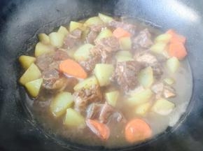 放入提前解冻好的炖牛肉，牛肉汤（水）的量要超过食材，炖大约15分钟左右。