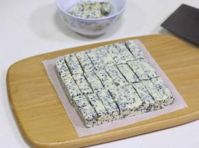 如果没有不粘盘，可以直接放在油纸上整形的，有擀面杖的话可以直接擀平，边角可以借用刮板整平。