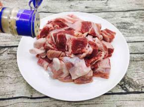 沥干牛腩肉的水分，最好用厨房用纸吸干水分，撒少许白胡椒粉抓匀，腌制15分钟。