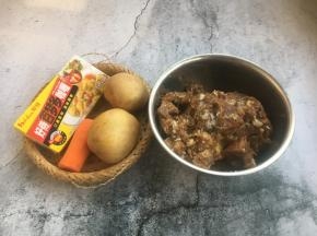 准备食材，土豆、胡萝卜、咖喱、炖好的牛肉。 牛肉是从冰箱冷冻室拿出来的，需要提前解冻。